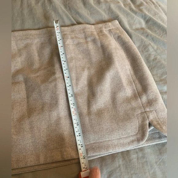 J Crew Women's Shirttail Mini Skirt
Wool Tan  Zip Up Fully Lined. Size 6 - Picture 10 of 11